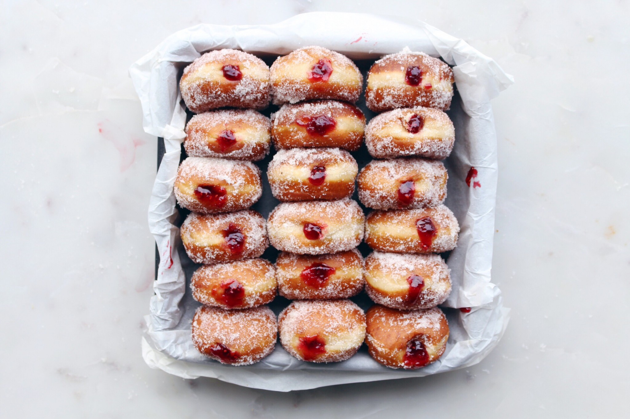 raspberry jame donuts with vanilla sugar