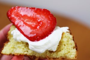 White Chocolate Strawberry Shortcakes | cheerykitchen.com