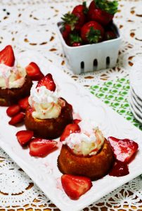 White Chocolate Strawberry Shortcakes | cheerykitchen.com